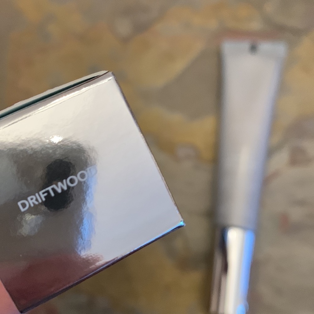 Becca Skin Love Weightless Blur Foundation Driftwood - Picture 2 of 5